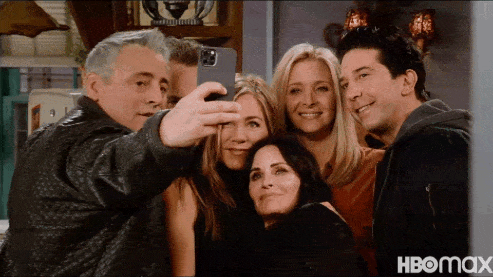Matt Leblanc, Matthew Perry, Jennifer Aniston, Lisa Kudrow, Courtney Cox e David Schwimmer tirando uma selfie na reunião do elenco de Friends: The Reunion