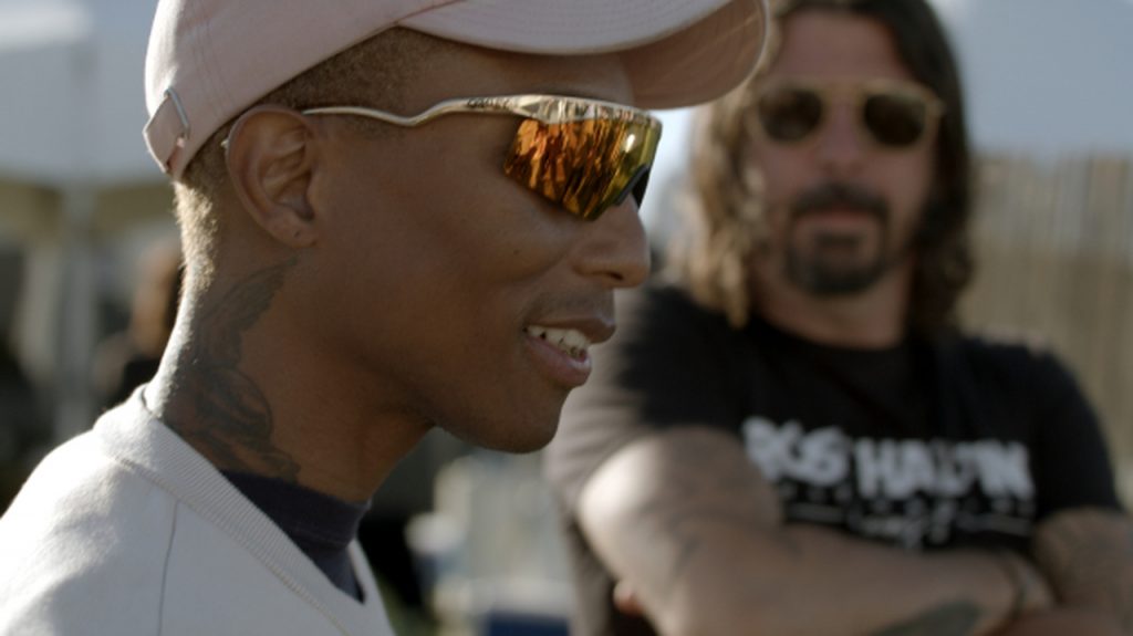 Pharell Williams e Dave Grohl em "From Cradle to Stage", série documental sobre estrelas da música e suas mães, que estreia com exclusividade no Paramount+. - Otageek