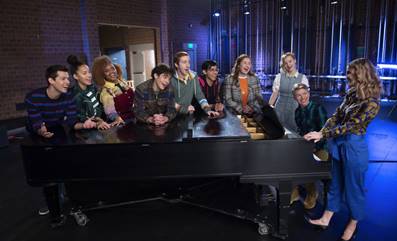 Estudantes de High School Musical: A Série ao lado de um piano