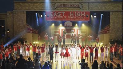 Apresentação em um palco em High School Musical: A Série