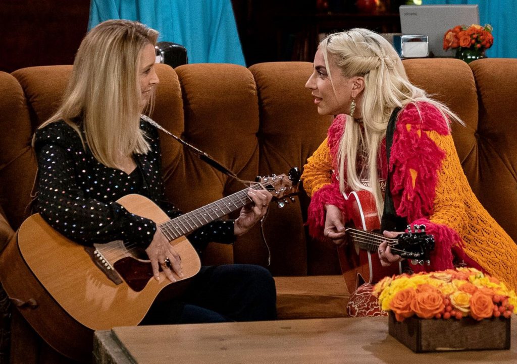 A atriz Lisa Kudrow (Phoebe) com a cantora e atriz Lady Gaga performando Smelly Cat.