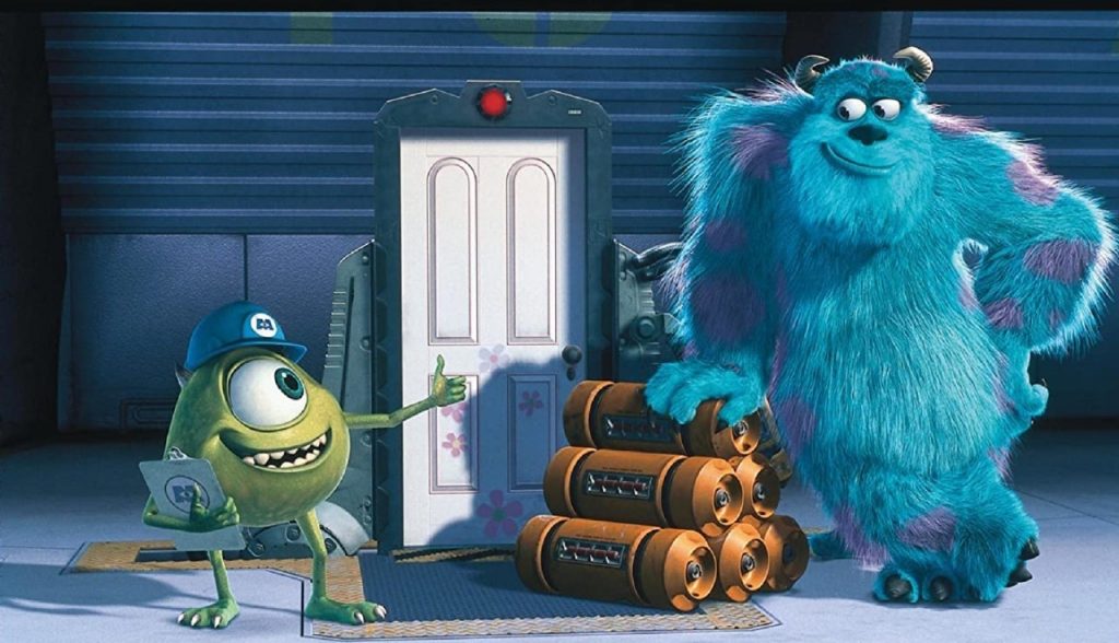Mike e Sully, de Monstros S.A., da Pixar, ao lado da porta da Boo. - Otageek