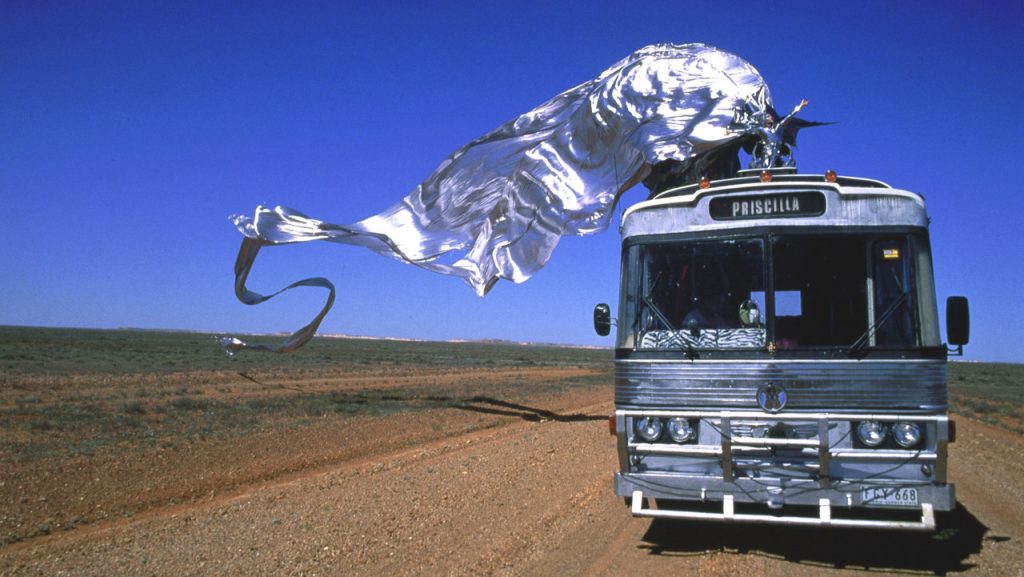 Imagem promocional do filme "Priscilla, a Rainha do Deserto", que está disponível no Telecine Play e será exibido no Telecine Cult, dia 28, às 16h