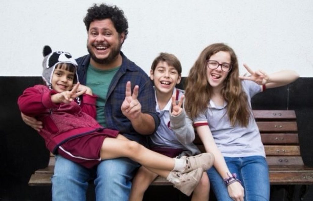 Marcus Majella e elenco infantil de "Um Tio Quase Perfeito 2", disponível no sinal aberto Telecine em todas as operadoras. - Otageek