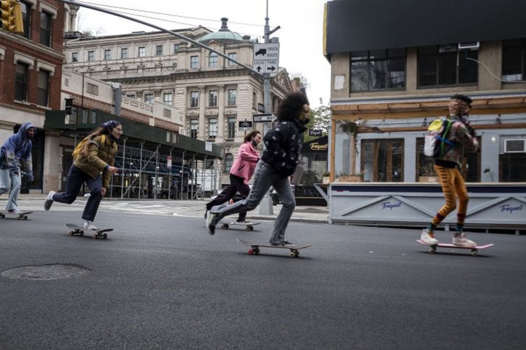 Personagens de Betty andando de skate em episódio da série. Estreia em 18 de junho.