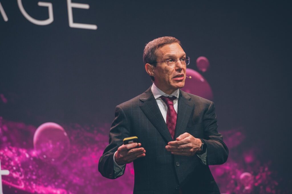 Avi Loeb, um senhor de cabelos grisalhos usando terno e óculos