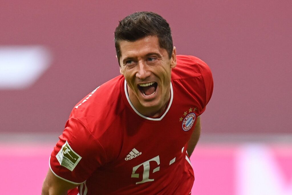 Jogador Robert Lewandowski em campo.