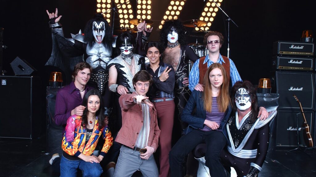 Banda Kiss com o elenco de That 70's show - mês do rock - 10 séries do rock - Otageek
