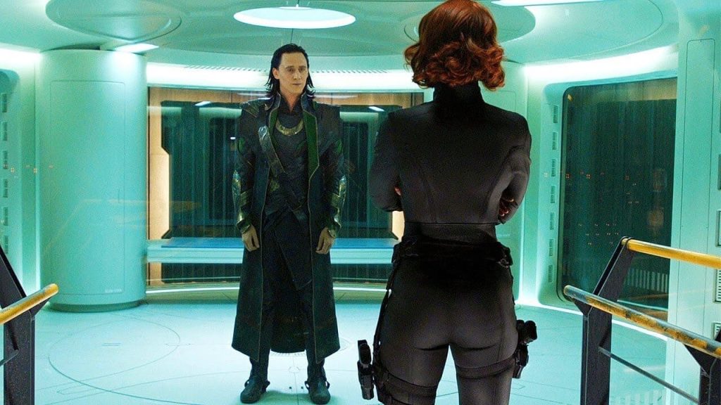 Viúva Negra e Loki se confrontando