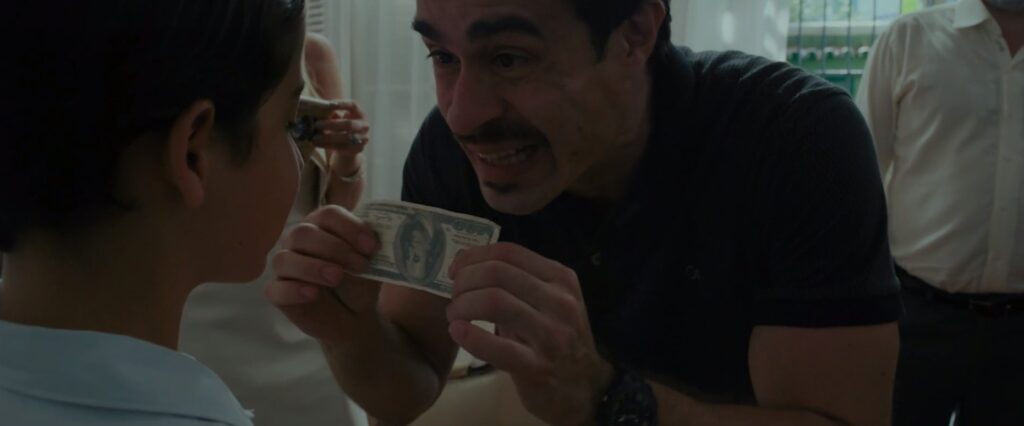 Homem oferece dinheiro para criança no filme de Bernardo Barreto