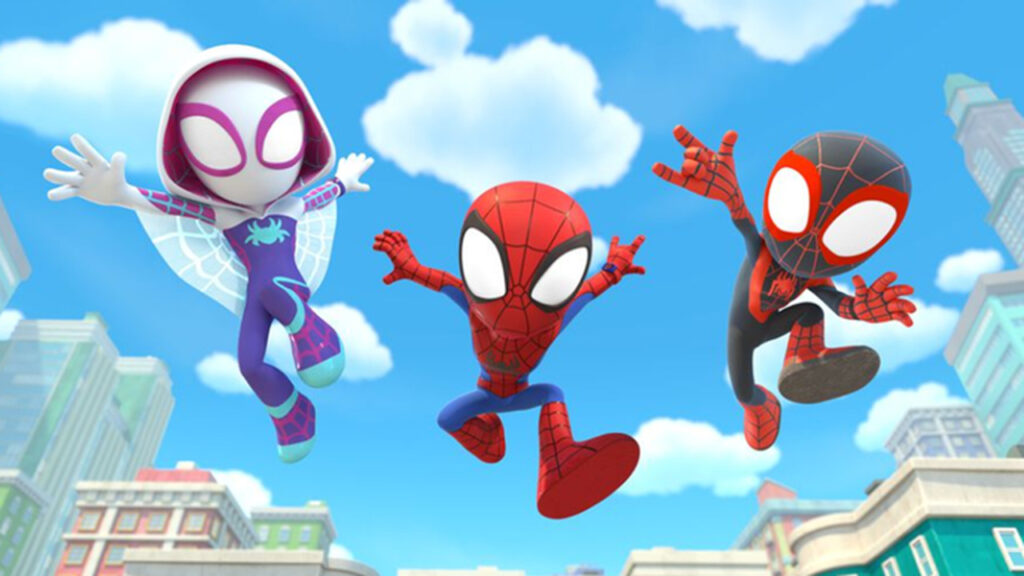 Imagem promocional de "Spidey e Seus Amigos Espetaculares". Nela, vemos, da esquerda para a direita, Ghost-Spidey, Spidey e Miles Morales, em suas fantasias, pulando, com o céu azul de Nova York ao fundo.