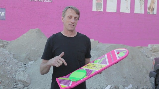 Tony Hawk com um hoverboard de De Volta Para o Futuro - 6 curiosidades - Otageek