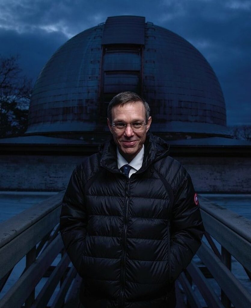 Avi Loeb na frente de um centro de observação espacial