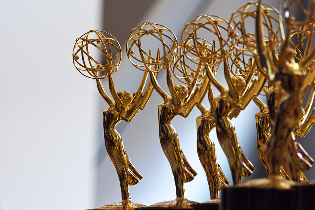 Imagem do prêmio oficial do Emmy Awards. Estatuetas de outro com um anjo segurando um globo.   