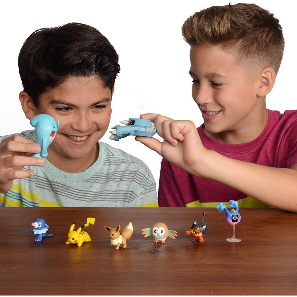 Crianças brincando com pokemon da Sunny