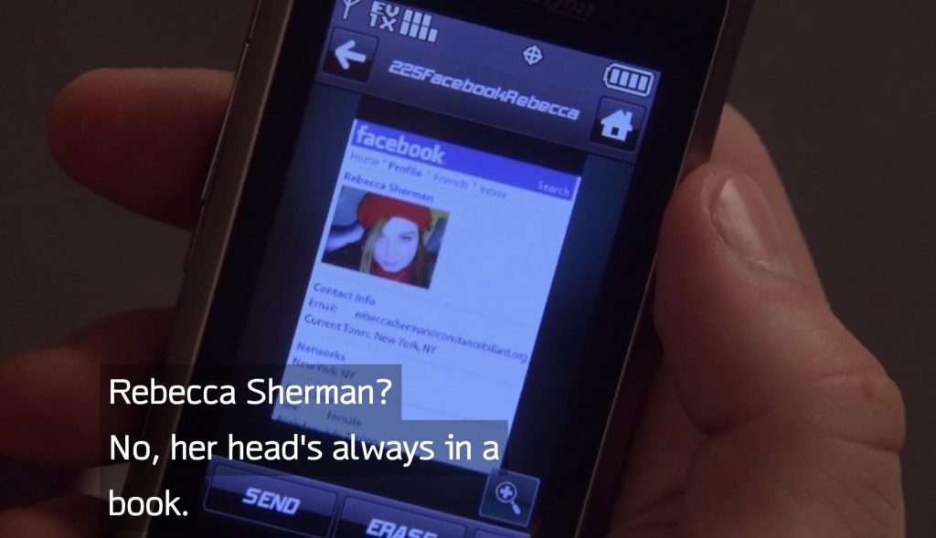 Cena da Gossip Girl original. Uma mão masculina está segurando um telefone antigo de 2009. Na tela do telefone é possível ver o perfil do Facebook de uma mulher chamada Rebecca Sherman. 
Na foto de perfil, Rebecca está com um gorro vermelho, um paletó escuro e um aparente cachecol vermelho. 
Rebecca é branca, e seu cabelo castanho.