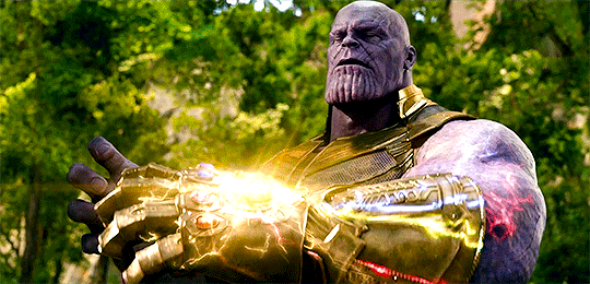 Thanos, um dos maiores vilões da Marvel, sentindo o poder de sua Manopla com todas as Joias do Infinito.