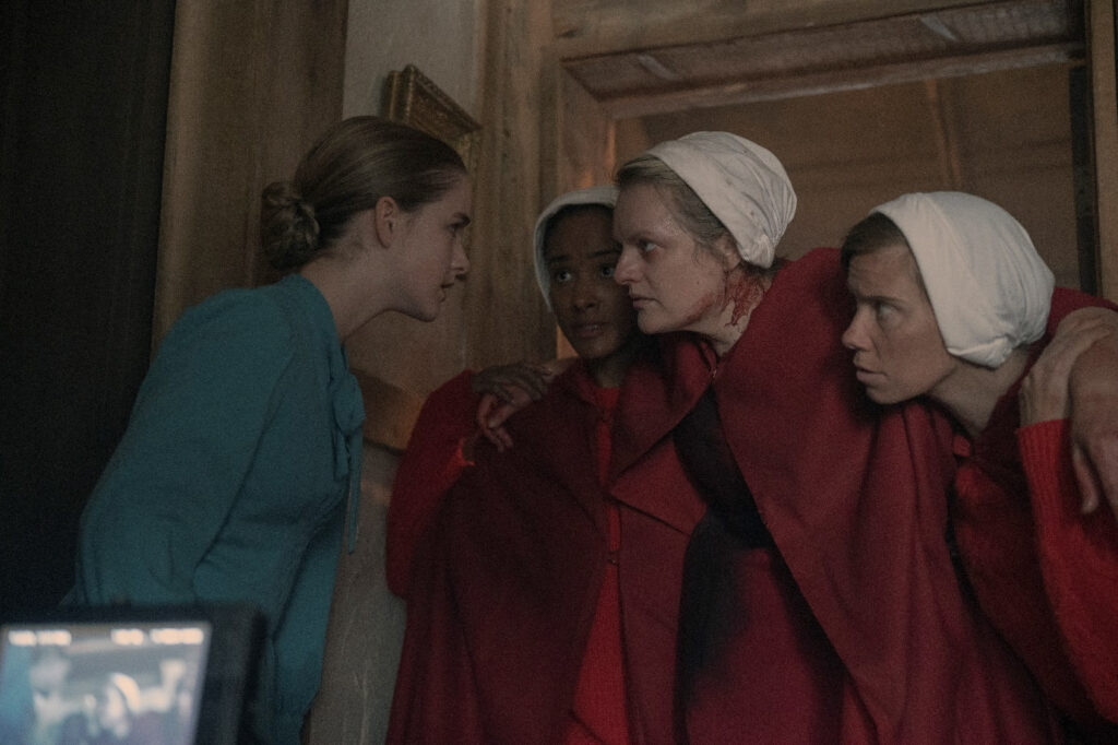 Cena de The Handmaids Tale via Paramount+