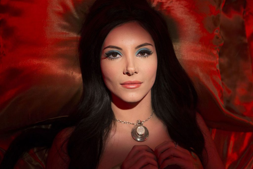 Samantha Robinson belíssima como nossa bruxinha do amor Elaine em The Love WItch. Otageek