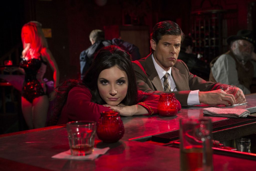 Elaine em um bar com o seu interesse amoroso em cena de The Love Witch. Otageek