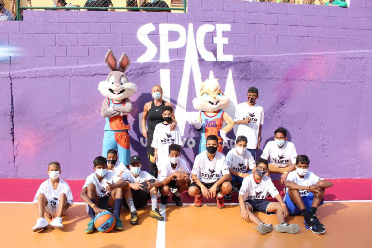 MORADORES DA COMUNIDADE DE HELIÓPOLIS RECEBEM QUADRA COM TEMÁTICA DE SPACE JAM: UM NOVO LEGADO - OTAGEEK