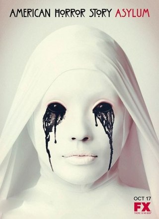 Uma figura toda branca representando uma santa de hábito com os olhos escorrendo líquido preto