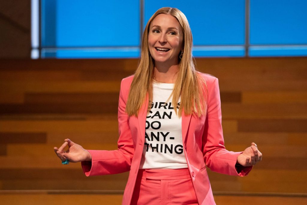 Christina Tosi apresentando Esquadrão de Confeiteiros.