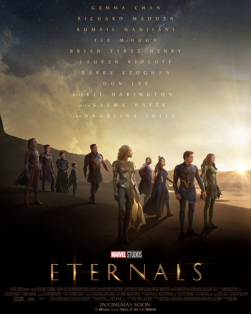 Pôster do filme "Eternos". Nele, lê se, do topo central para baixo, o nome dos integrantes do elenco (Gemma Chan, Richard Madden, Kumail Nanjiani, Lia McHugh, Brian Tyree Henry, Lauren Ridloff, Barry Keoghan, Don Lee, Kit Harrington, Salma Hayek e Angelina Jolie). Vemos os personagens, com seus trajes de divindades alienígenas, em uma praia, olhando para a direita enquanto o sol se põe.