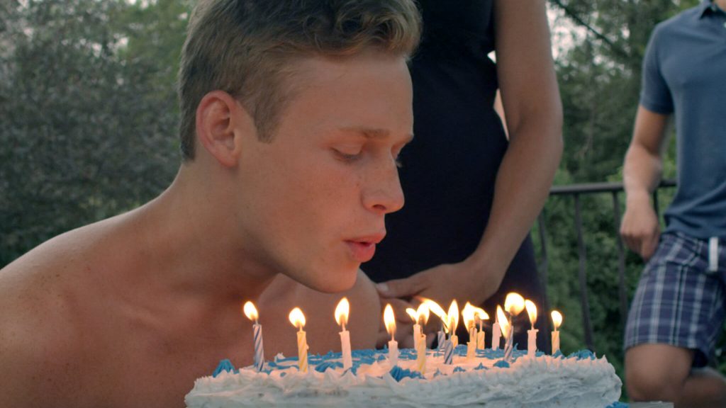 Henry Gamble apagando as velas de seu bolo de aniversário em Henry Gamble's Birthday Party