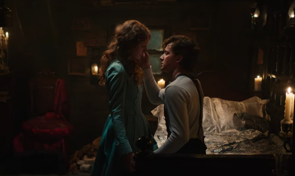Alice e Matvey prestes a se beijar em um quarto bagunçado no filme Cidade de Gelo - Crítica - Um Conto de Fadas Russo na Netflix - Otageek