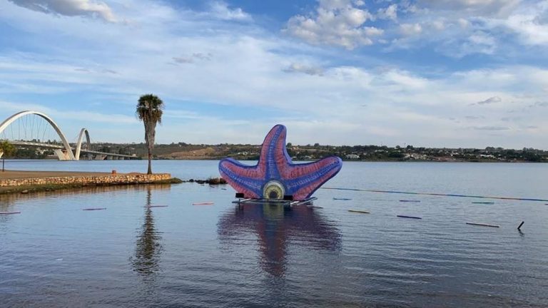 Estátua do Starro do Esquadrão Suicida em lagoa