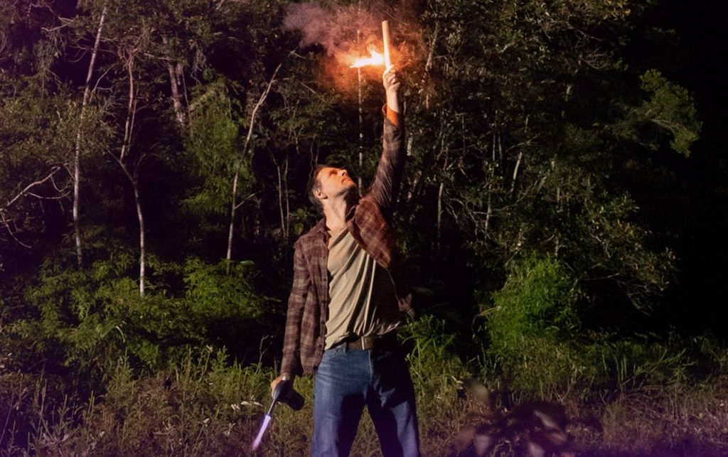 O ator e apresentador Murilo Rosa segura uma tocha em uma floresta em foto promocional para o reality show The Bridge Brasil