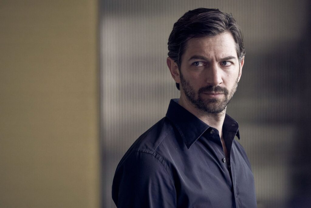 Michiel Huisman, o Alex de The Flight Attendant. Otageek