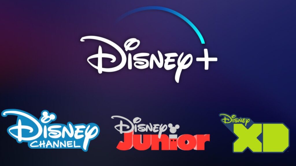 Imagem com o logo dos principais veículos da Disney. Acima, ao centro, o logo da plataforma de streaming Disney +. Abaixo, à esquerda, o logo do Disney Channel. Ao centro, o logo do Disney Junior. À direita, o logo do Disney XD