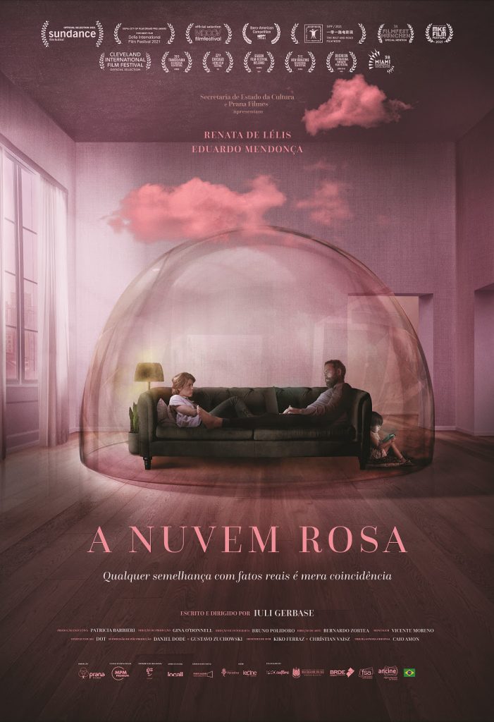 Capa do filme A nuvem Rosa. Nele há um quarto com uma luz ambientizada rosa, com algumas nuvens rosa, e um sofá onde está sentado uma menina, um homem em sua frente e uma criança apoiada no sofá na lateral, e no chão. Todos são cercados por uma "bolha".