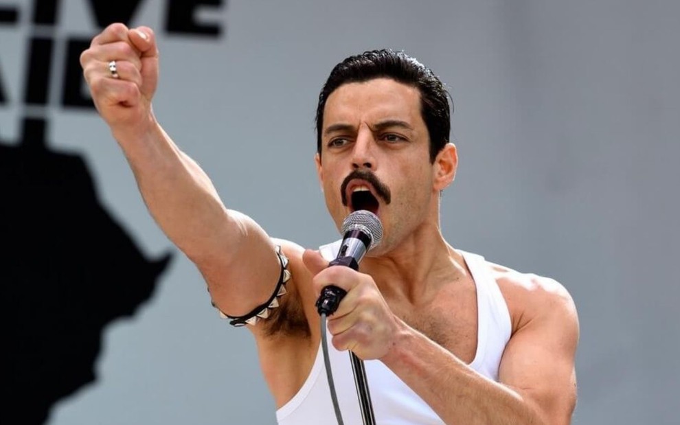 Imagem do filme "Bohemian Rhapsody" que mostra personagem de Freddie Mercury