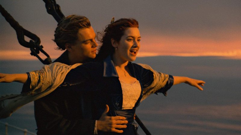 Imagem do filme "Titanic" que mostra casal principal 
