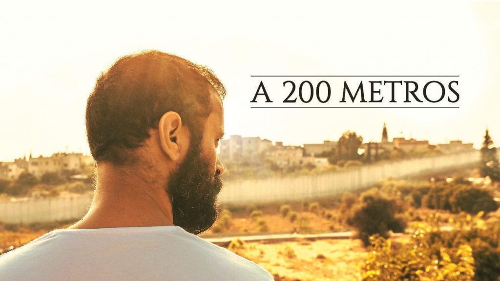 Imagem promocional do filme "A 200 Metros" que mostra o personagem masculino de costas para o público fitando a paisagem  