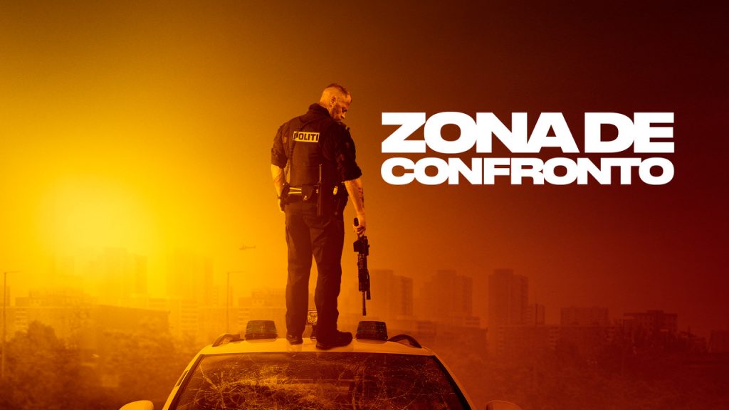 Imagem promocional do filme "Zona de Confronto". Nela, um policial, com indumentária típica ( que inclui um colete à prova de balas à vista), segurando uma arma longa (talvez uma escopeta ou rifle, está de pé, em cima do teto de uma viatura, cabisbaixo. A imagem é em tons de laranja, como um filtro, e à direita do policial está um letreiro com o nome do filme, com as letras em branco.