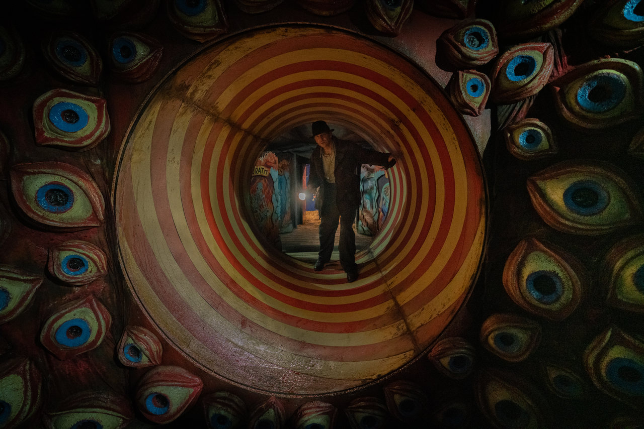 Personagem olhando um túnel em O beco do pesadelo