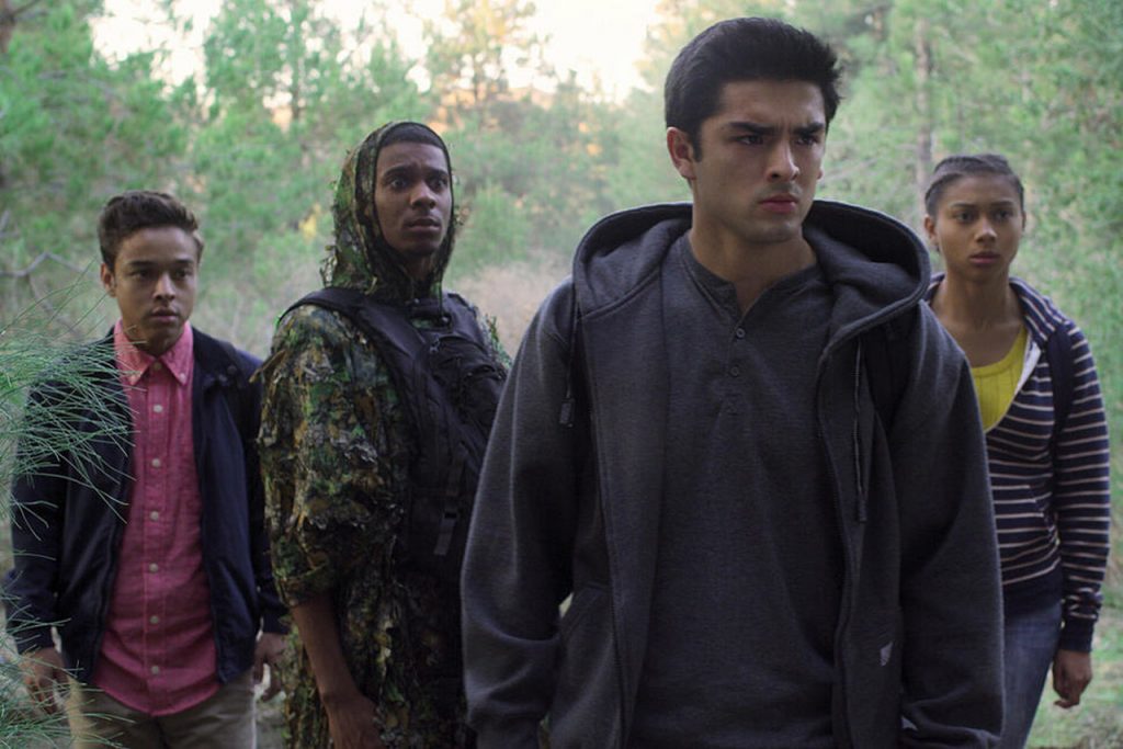 Ruby, Jamal, Cesar e Monse parados na floresta, em um clima tenso - 7 motivos que fazem de On My Block uma das melhores séries da Netflix - Otageek