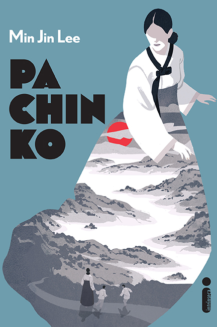 Capa oficial da obra Pachinko de Min Jin Lee em que mostra uma mulher vestindo um traje tradicional coreano  estampado com uma paisagem de montanha onde caminha uma mãe com seus dois filhos.    