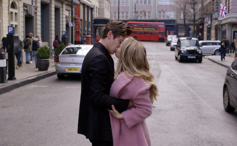 Hardin e Tessa se beijam na rua