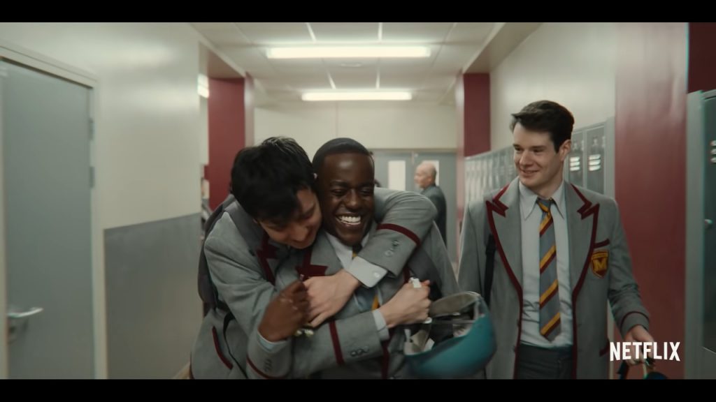 Otis abraçando Eric na escola, ao lado, Adam sorrindo - 5 motivos para ficar ansiosos pra temporada 3 - Otageek