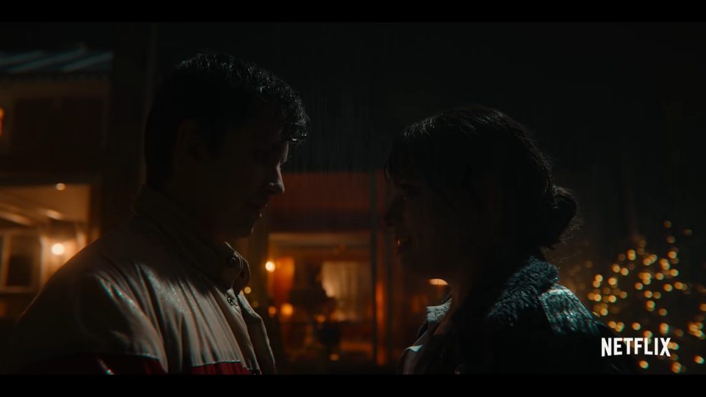 Otis e Maeve olhando um para o outro, a noite, na chuva - Sex Education - 5 motivos para ficar ansiosos pra temporada 3 - Otageek