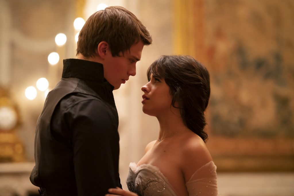 Príncipe Robert (Nicholas Galitzine) e Ella (Camila Cabello) Otageek