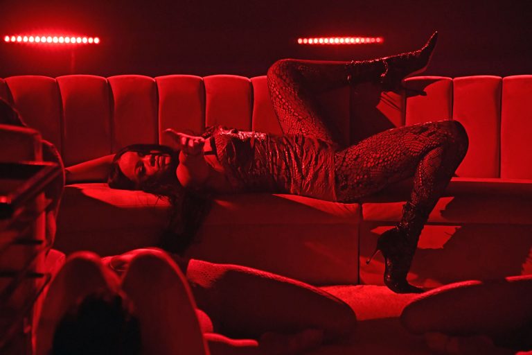 Em imagem oficial da Fenty, Rihanna aparece deitada em um sofá usando roupas sensuais