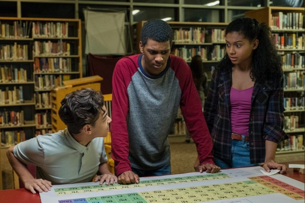 Ruby, Jamal e Monse olhando para uma tabela periodica em uma biblioteca - 7 motivos que fazem de On My Block uma das melhores séries da Netflix - Otageek