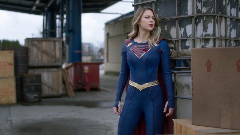Melissa Benoist vestida com o uniforme da Supergirl em cena da série