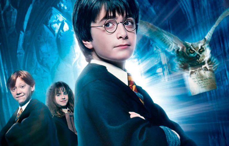 Poster do filme Harry Potter e a Pedra filosofal, mostrando Harry na frente, Ron e Hermione atrás dele, enquanto Hedwig voando a esquerda